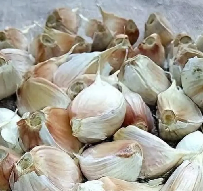 Garlic is readily available in the market, but if you see four cloves like this, neither the seller nor the buyer should take them.