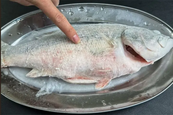 3 safe and efficient methods to defrost fish while preserving its quality