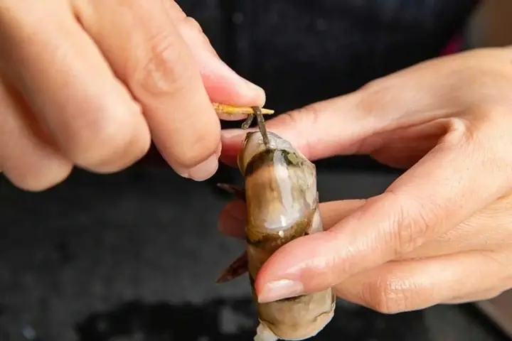 The black line in shrimp explained: Is it harmful if you eat it?