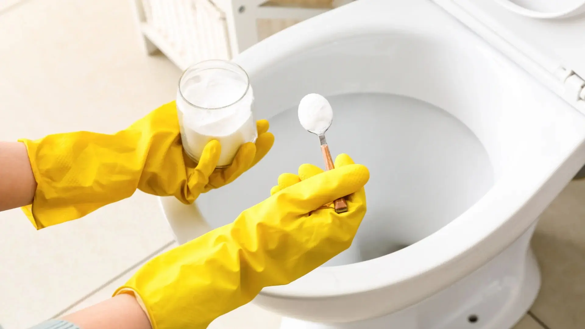 Easy tricks to remove stubborn yellow stains from your toilet bowl