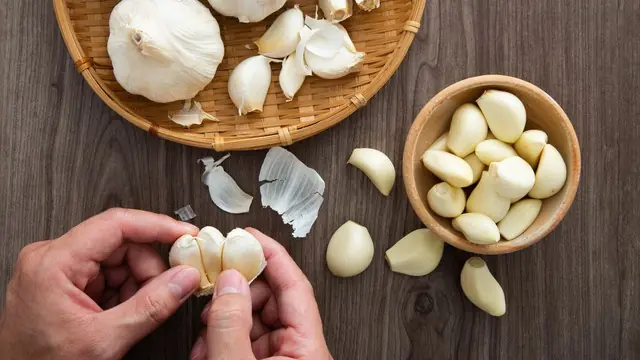 Why eating raw garlic regularly may help support cardiovascular wellness?