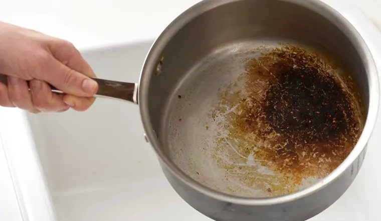 Simple tips to remove burnt residue from a pan in 3 minutes
