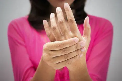If Your Hands and Feet Are Always Cold, It Might Indicate These 4 Health Issues