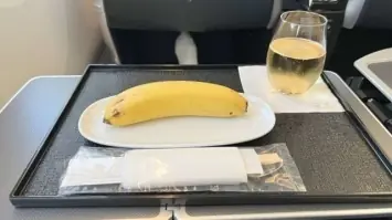 Why bananas are a common choice for flight attendants on long flights?