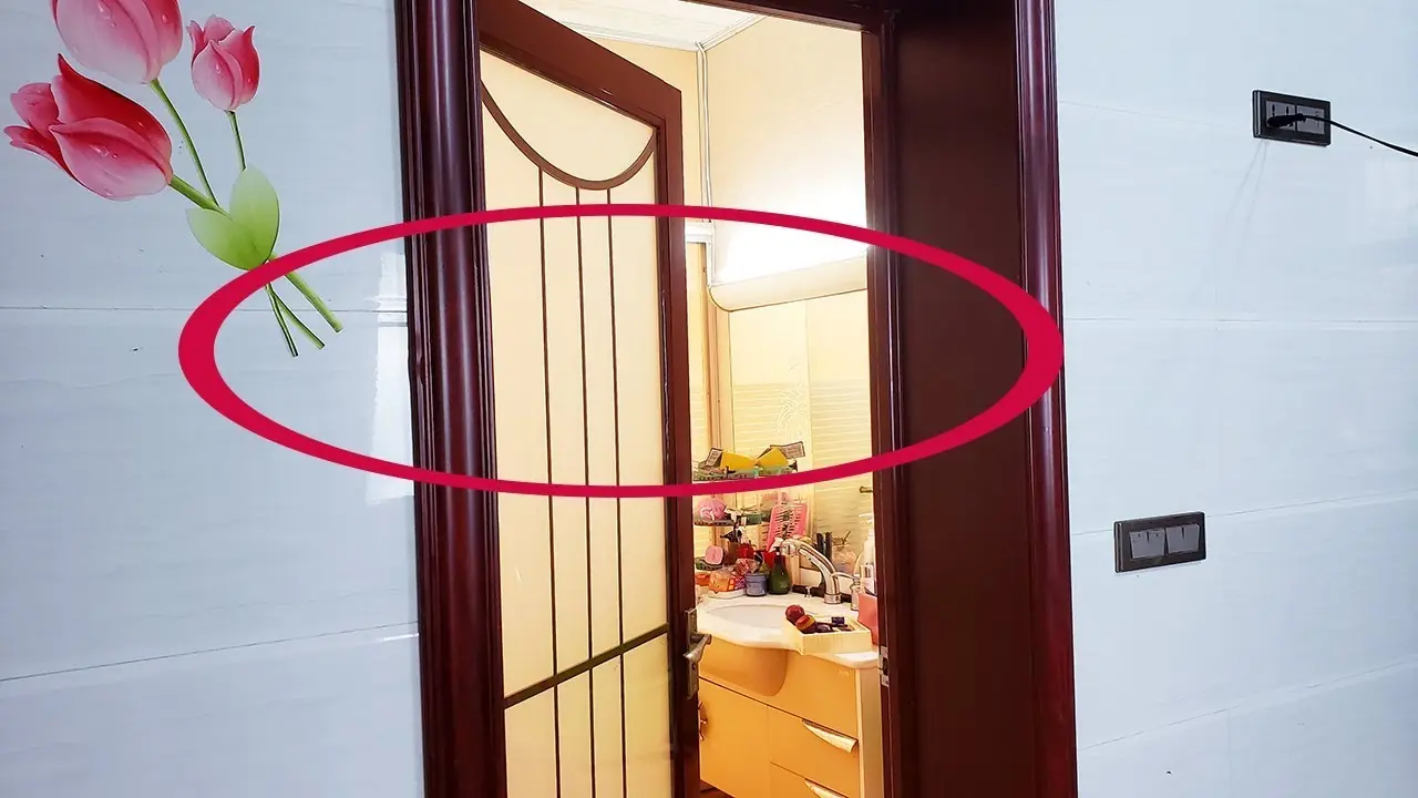 Should You Leave the Bathroom Door Open or Closed When It’s Not in Use?