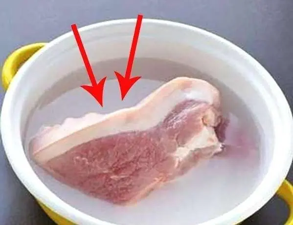 No matter how hard your frozen meat is, add this and it will thaw quickly—perfect for boiling or stir-frying, tender and delicious.