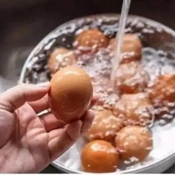 Why Do Some Experts Warn Against Eating “Washed Eggs”? Understanding the Real Risks