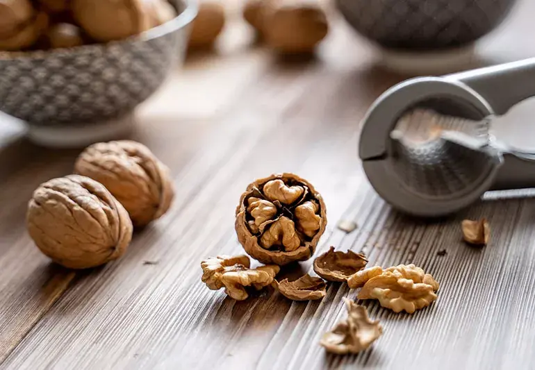 Health Experts Reveal the Effects of Eating Walnuts
