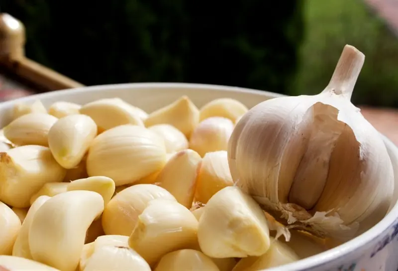 Adding raw garlic to your routine might benefit your heart and bl00d circulation