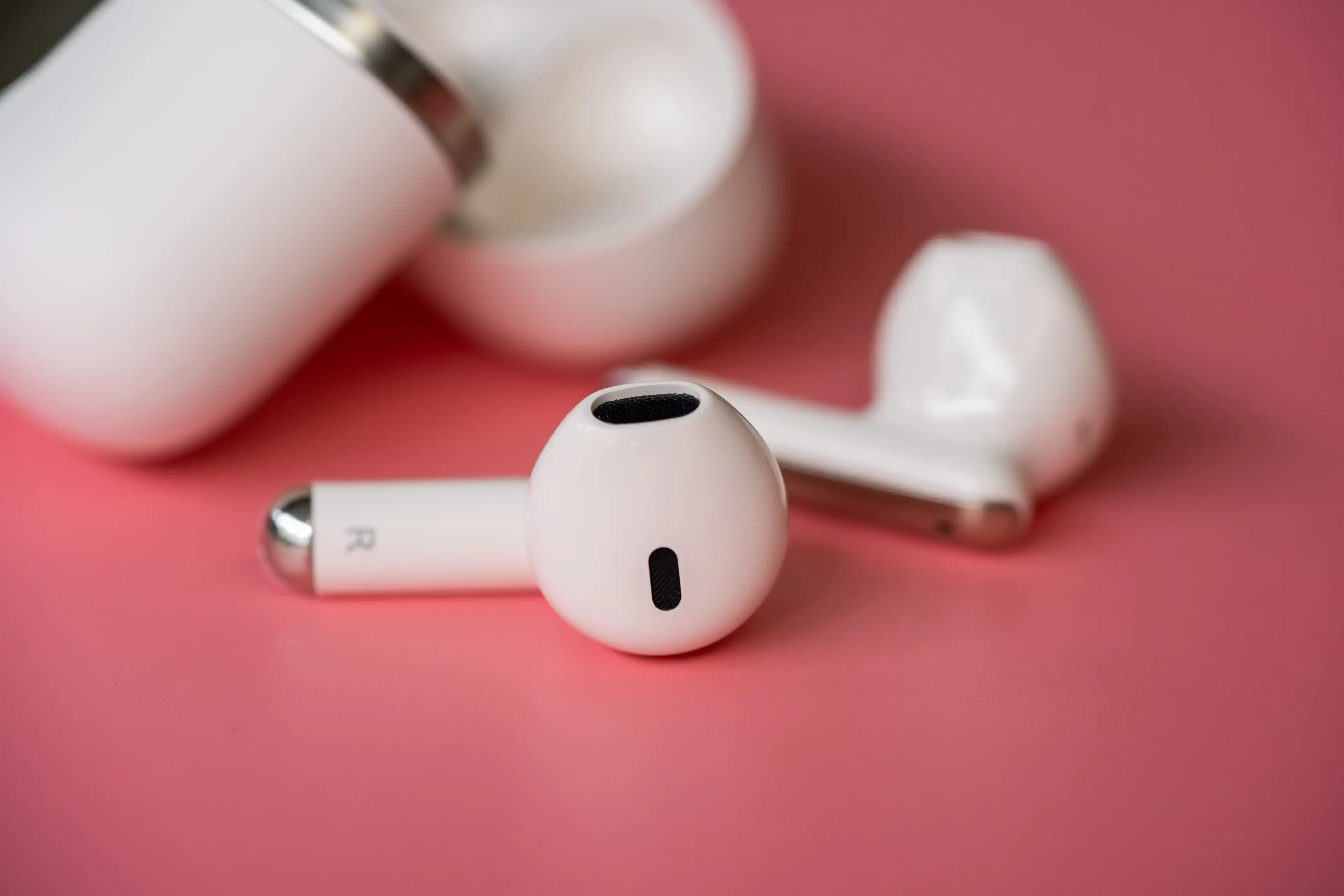 Neurosurgeon warns wireless earphone users: Hidden health risks you may not expect