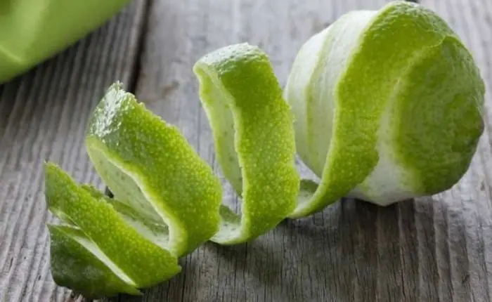 Lemon peel offers many health benefits thanks to its nutrients and can be added to food or drinks