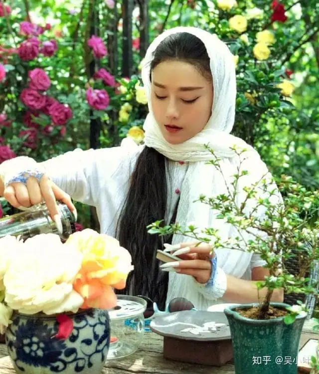 The Secret of the “Ageless” Woman: Nearly 70 but Still Youthful Thanks to One Daily Habit