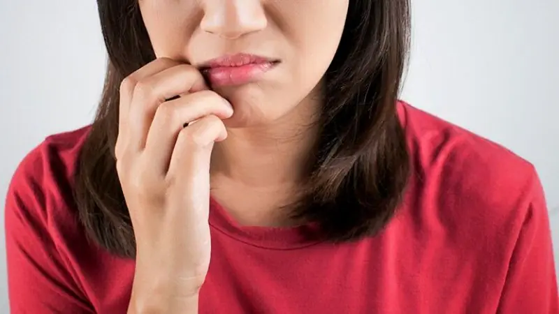 Waking Up with a Swo.llen Upper Lip: Possible Causes and How to Treat It