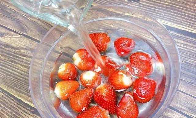 Soaking Berries in Salt Water Reveals Tiny White “Worms”: Should You Be Worried?