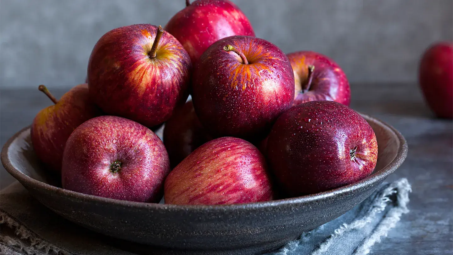 Doctors Reveal What Really Happens When You Eat Apples Regularly