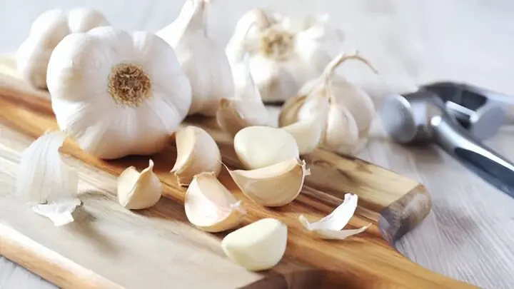Garlic peel has surprising benefits and can be used in many different ways