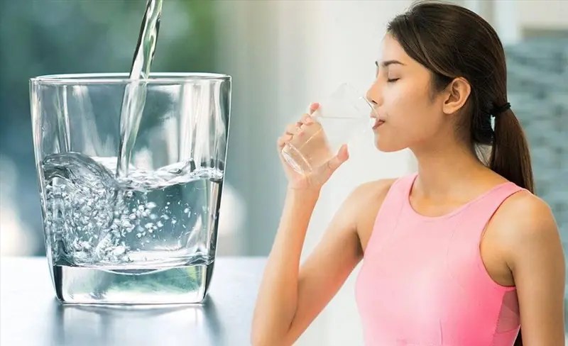 5 mistakes you make when drinking water that may dam.age your body