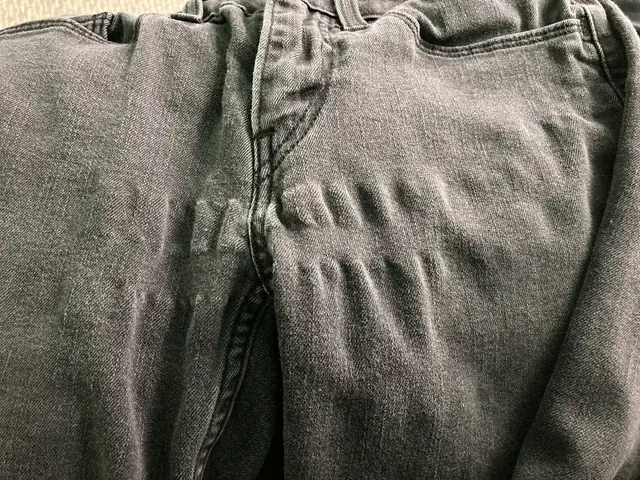 What causes jeans to wrinkle or ripple after being washed?
