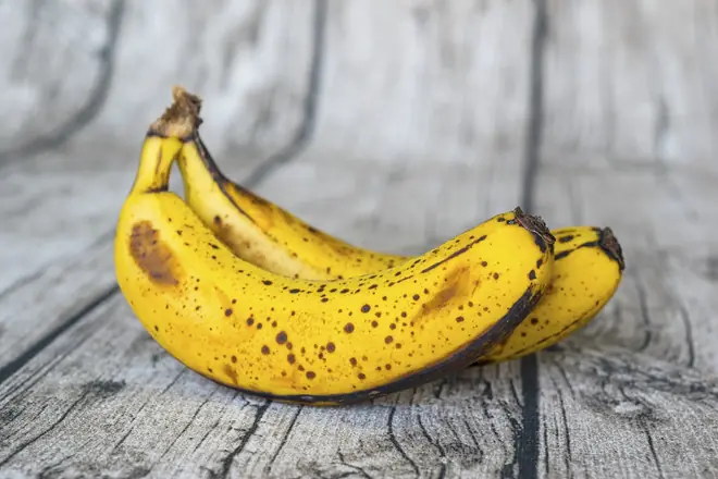 What effects does eating a banana before bed have on your body?