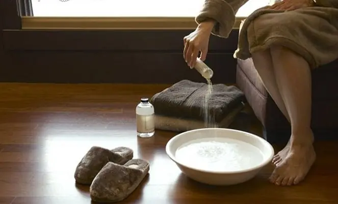 This simple weekly vinegar foot soak may help improve 9 common foot problems