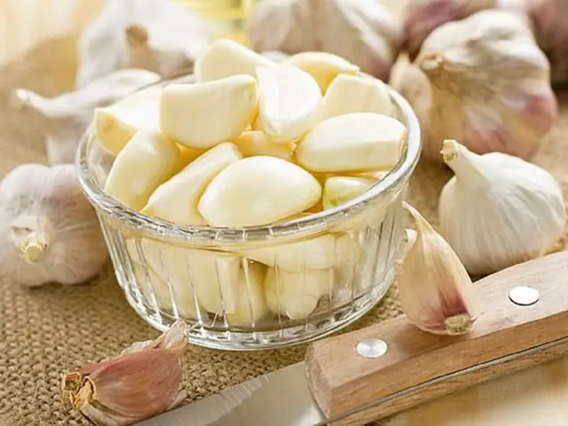 What happens to your body when you eat one clove of garlic daily: 5 amazing benefits