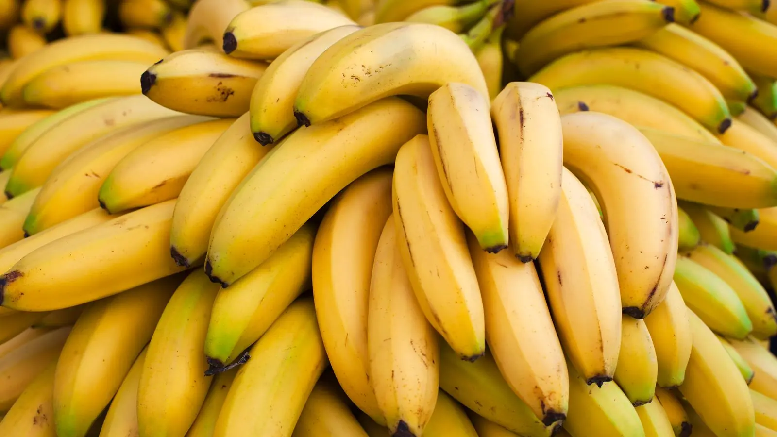 Eating a Banana Before Bed: A Simple Habit With Surprising Effects