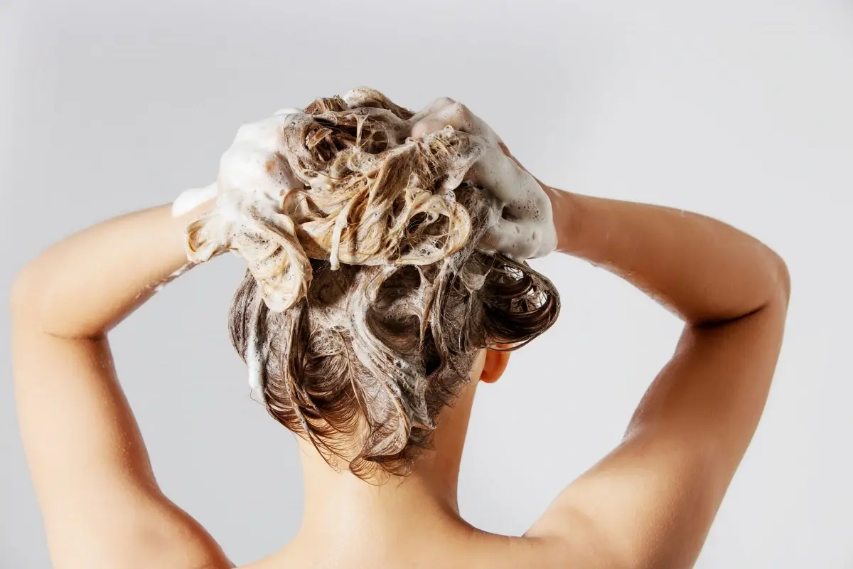 The most harmful times when women should avoid washing their hair