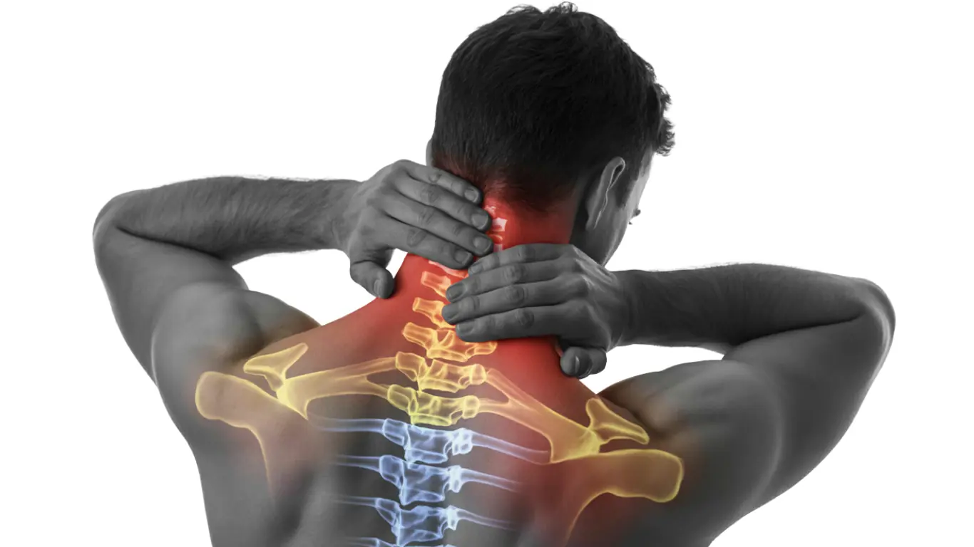 6 Things You Should Never Do When You Have Neck and Shoulder Pain, Doctors Warn