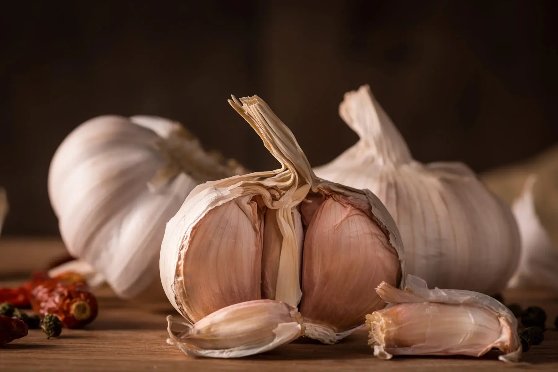 How garlic may help combat bacteria and support immune health naturally
