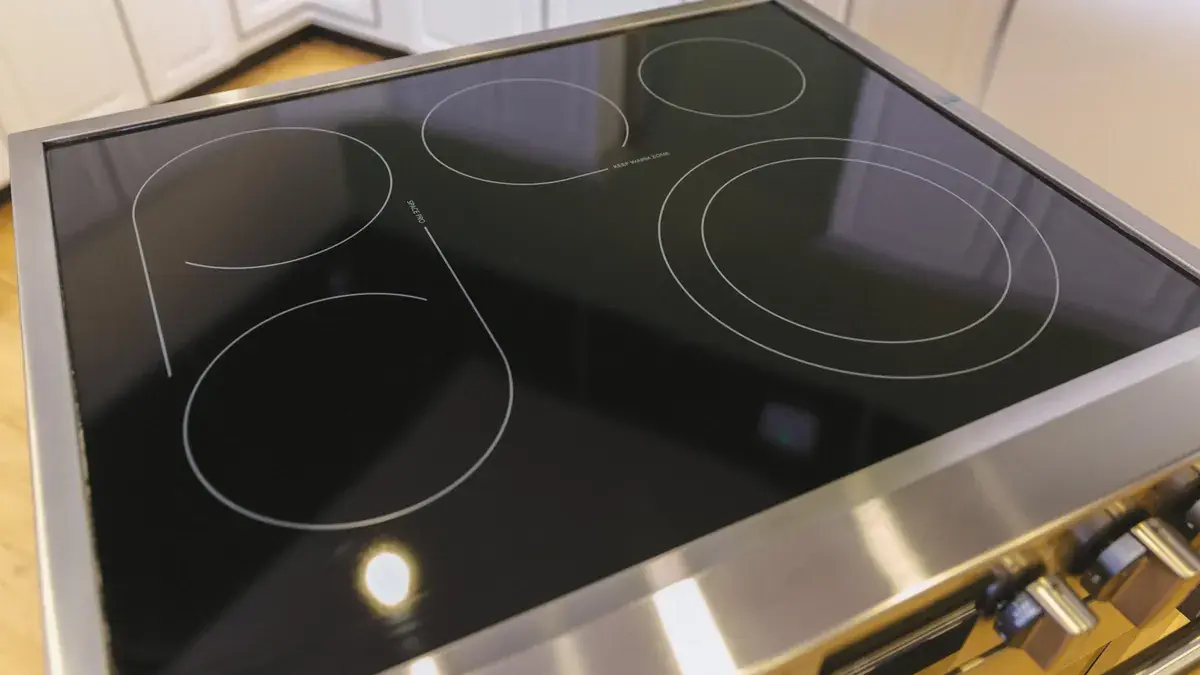 Most People Clean Glass Stovetops the Wrong Way – Here’s the Fast, Safe Method Experts Recommend