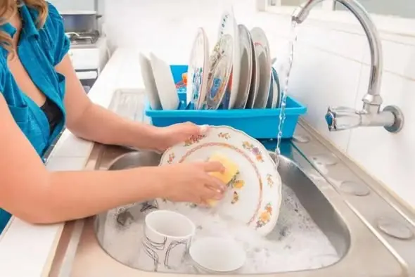Why You Shouldn’t Wash Dishes Right After Eating: A Surprising Habit Explained