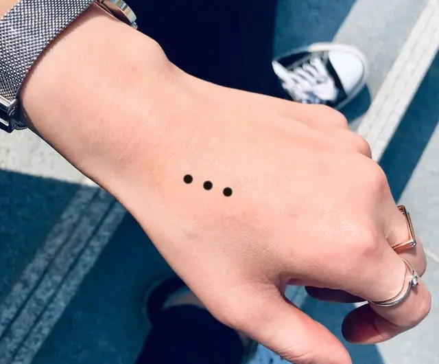 Three-Dot Tattoos Often Carry Symbolic Meanings Many People Don’t Know About