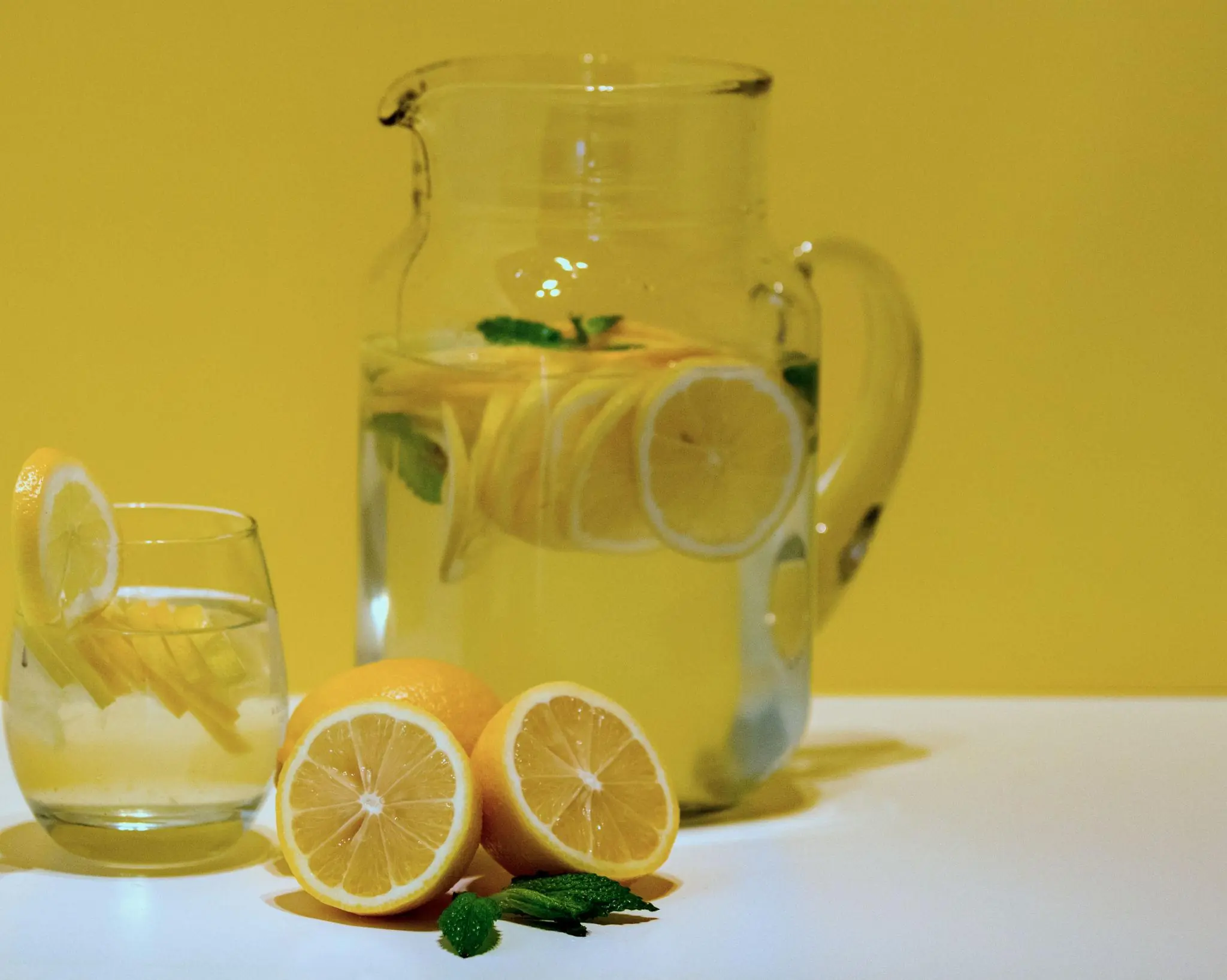 Why So Many People Start Their Day With Lemon Water: 10 Possible Benefits