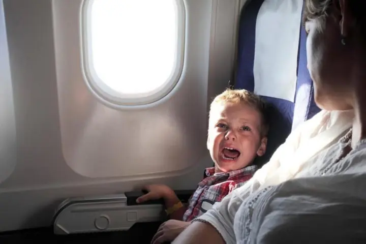 Young Children Cryi.ng and Feeling Afr.aid on Airplanes? Experts Share Effective Ways to Calm Them