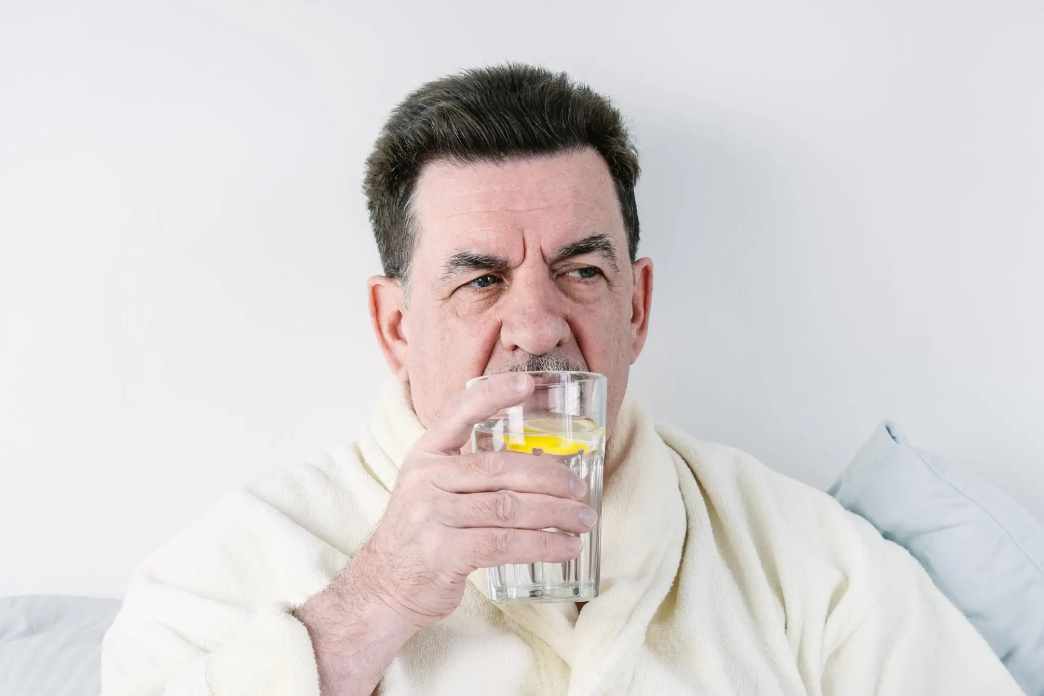 70-Year-Old Man Drank Lemon Water Every Day for 2 Years to Control High Blo.od Pressure — Doctors Reveal What Happened