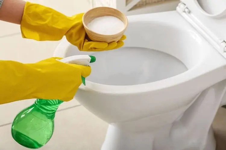 Tough Yellow Toilet Limescale? Many People Swear by This Overnight Cleaning Method