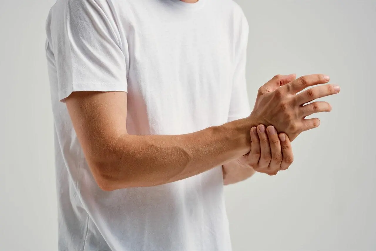If You Often Wake Up With Tingling or Numb Hands, Your Body Could Be Sending Warning Signs