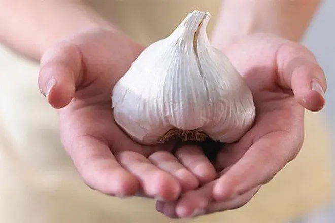 He Ate Raw Garlic Every Day — Months Later, Doctors Made a Surprising Discovery