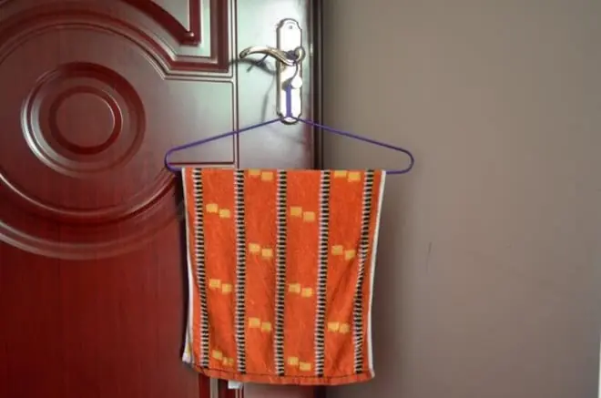 Hanging a Damp Towel on a Door Handle: A Simple Trick That Benefits the Whole Family