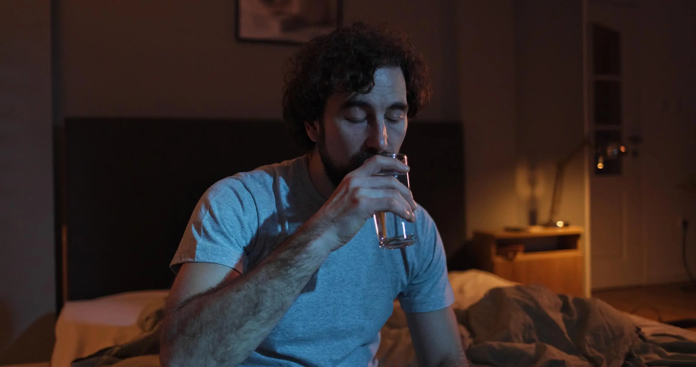 Waking Up at Night to Drink Water: A Health Warning Story That Has Sparked Discussion