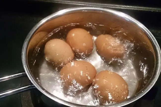 Add This Simple Step When Boiling Eggs: The Shell Won't Crack and the Flavor May Be Even Better
