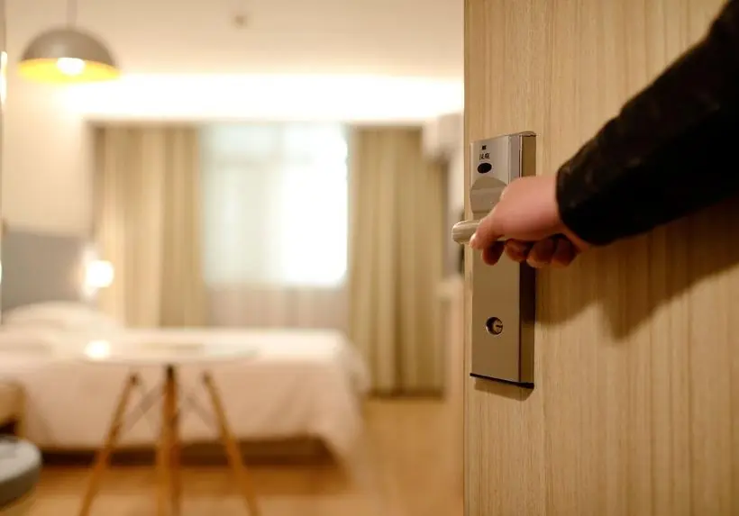 Why Some Safety Experts Recommend a Wet Towel Near a Hotel Room Door During Emergencies