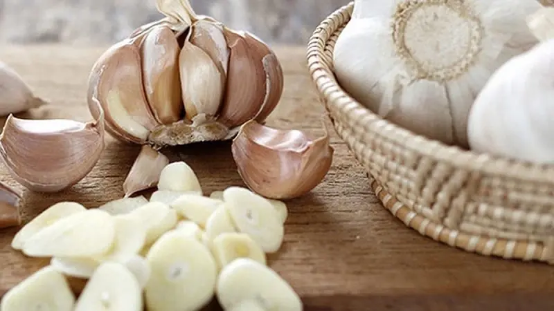 The Science-Backed Health Benefits of Garlic: Raw Garlic vs. Supplements