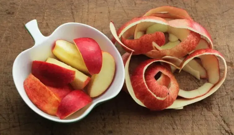 The Part of an Apple Most People Throw Away May Actually Be the Heal.thiest