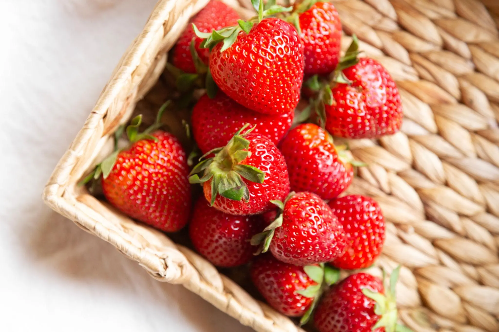 Millions Shocked After Salt Water Reveals Hidden Creatures Inside Strawberries
