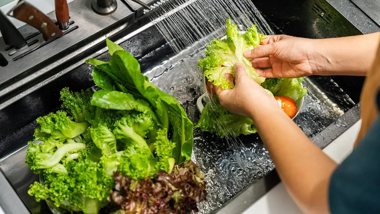8 Vegetables That May Harbor Parasites If Not Properly Washed