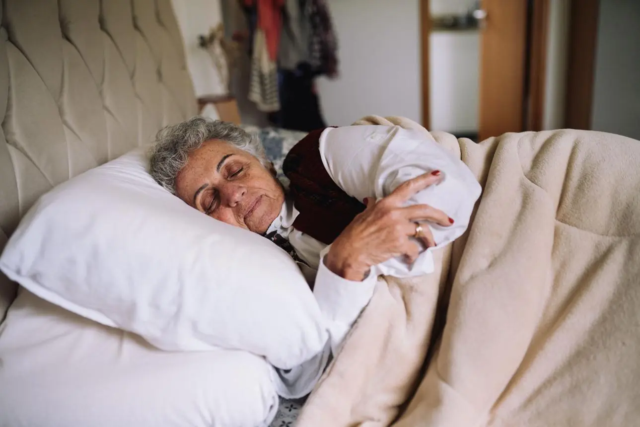 A 65-Year-Old Woman Passed Away Unexpectedly: Experts Warn About 4 Common Bedtime Habits That May Affect Health