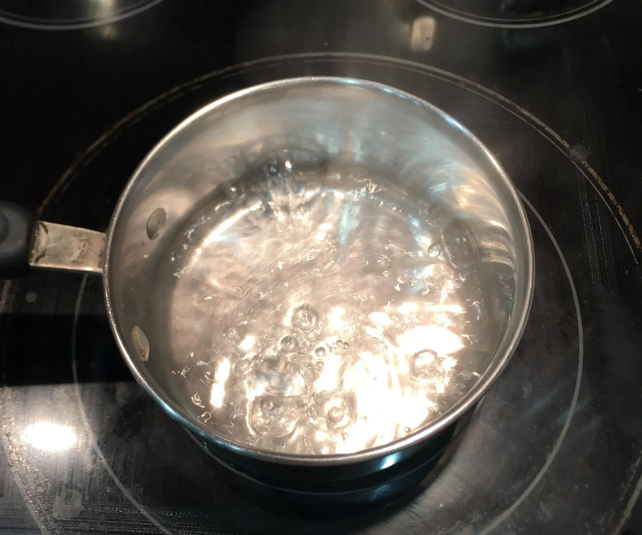 Many Families Boil Water This Way Without Realizing It May Affect Their Health Over Time