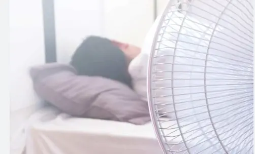 Sleeping with a Fan On at Night: 4 Golden Rules to Avoid Getting Si.ck