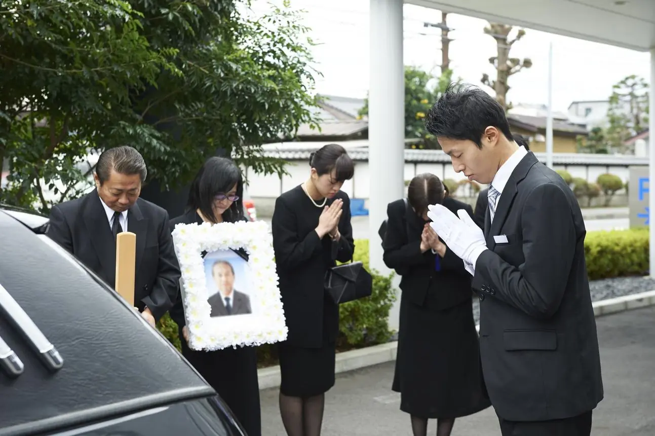 When a Family Member Passes Away, Why Certain Clothing Colors Are Traditionally Avoided at Funerals